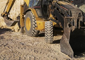 excavator-digging-ground-day-light (2)